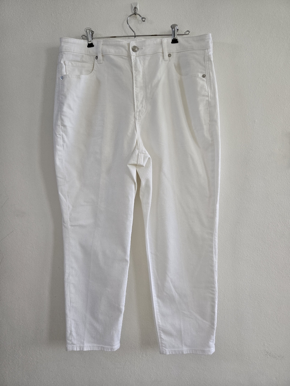 America Eagle Stretch Mom Jeans White Straight-Leg Jeans Size 16 Short